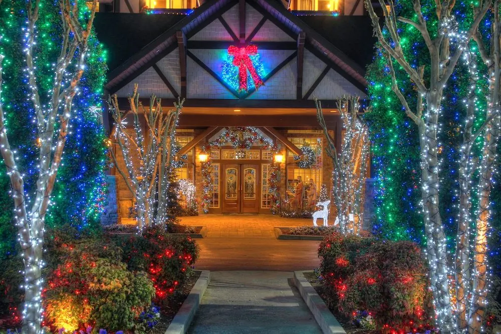 https://www.familiesgotravel.com/wp-content/uploads/2018/11/christmas-place-outside.jpg.webp