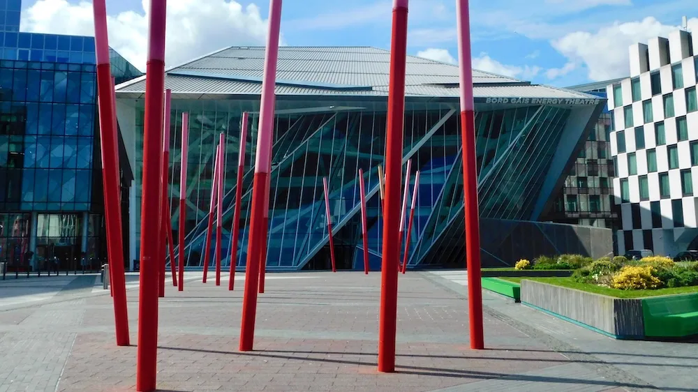 The building and plaza design for the bord gais theatre in evokes dublin's busy port and sea-faring tradition.